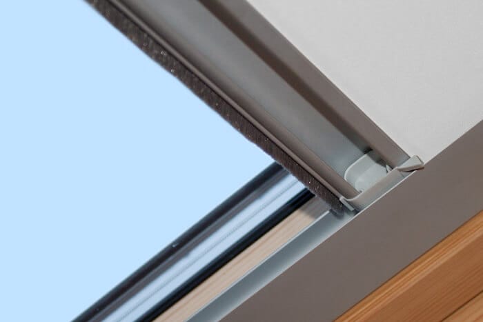 Store pour fenêtres de toit Roto occultant avec revêtement thermique rideau