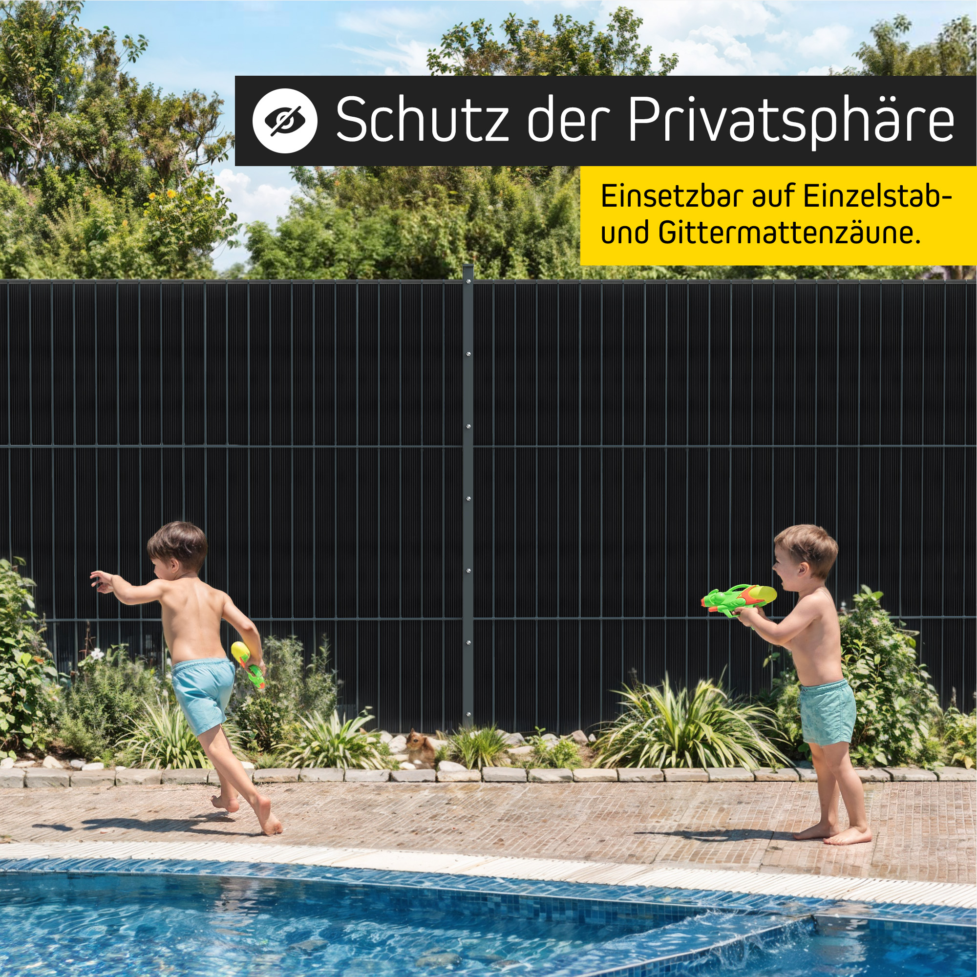 Zwei Kinder spielen mit Wasserpistolen am Pool vor einem Sichtschutzzaun